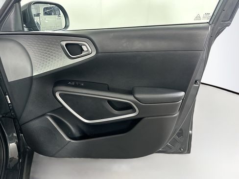 Used 2025 Kia Soul LX w/ LX Technology Package FWD image 30
