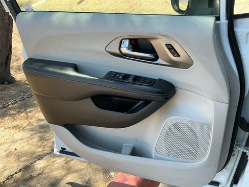 Used 2023 Chrysler Pacifica Touring-L FWD image 13