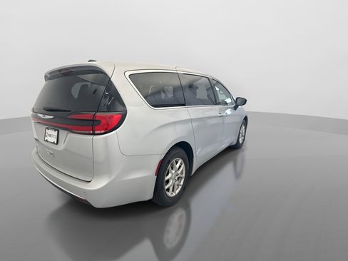 Used 2024 Chrysler Pacifica Touring-L FWD image 5