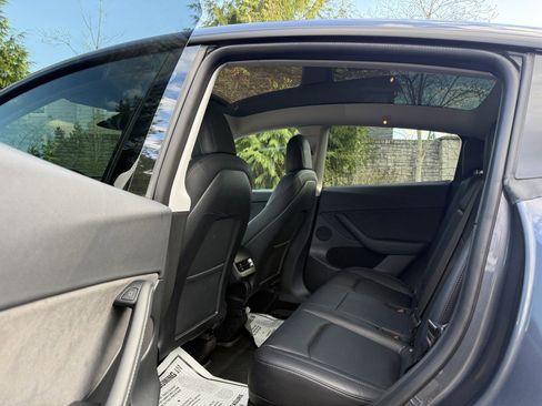 Used 2022 Tesla Model Y Long Range image 18