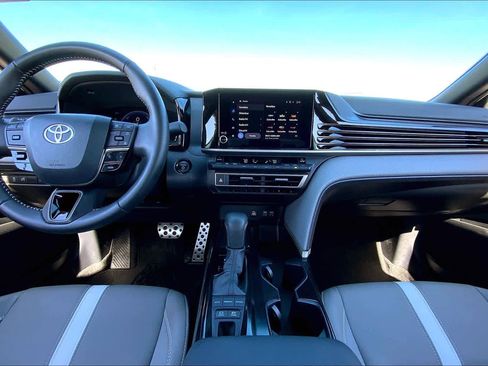 Used 2025 Toyota Camry SE w/ Convenience Package image 15