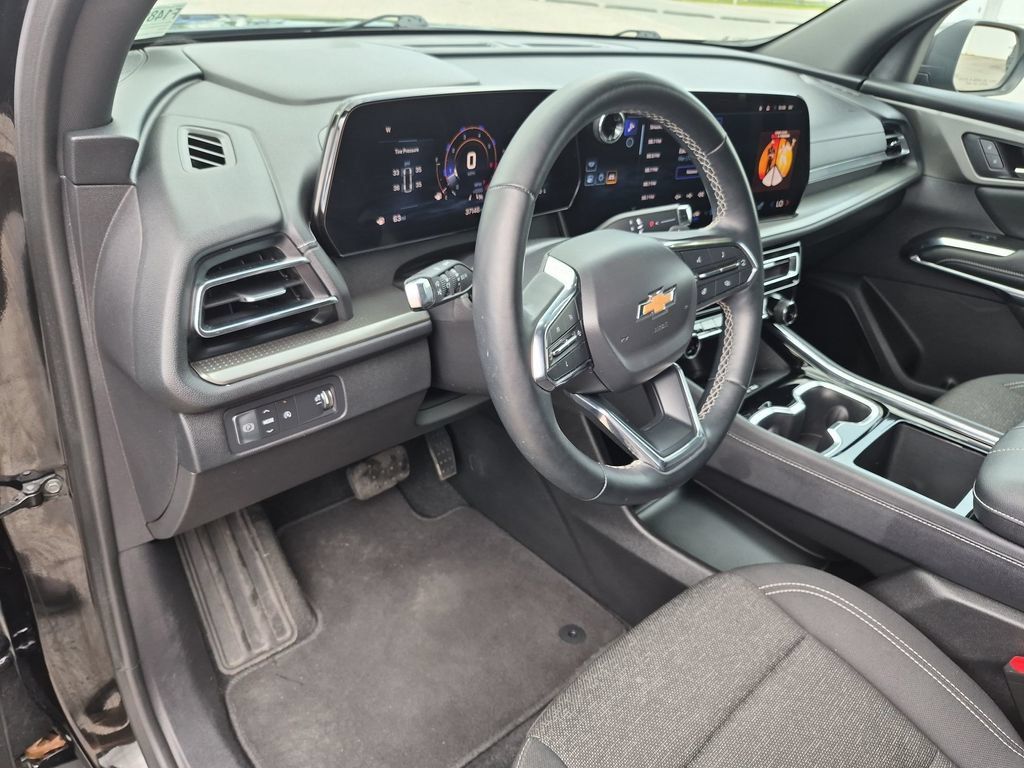 Used 2025 Chevrolet Traverse LT FWD image 35