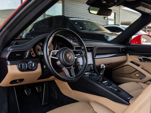 Certified 2019 Porsche 911 Targa 4S image 4