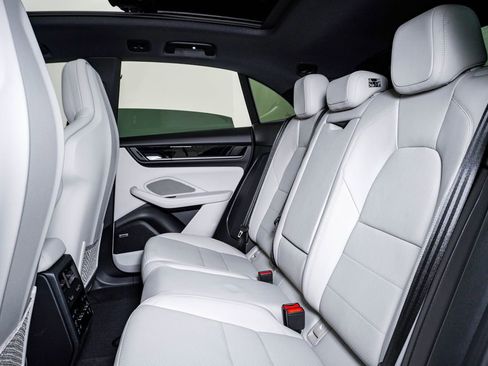 Certified 2025 Porsche Macan 4S Electric AWD/4WD image 17