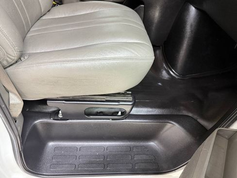 Used 2017 Chevrolet Express 2500 Extended RWD image 36