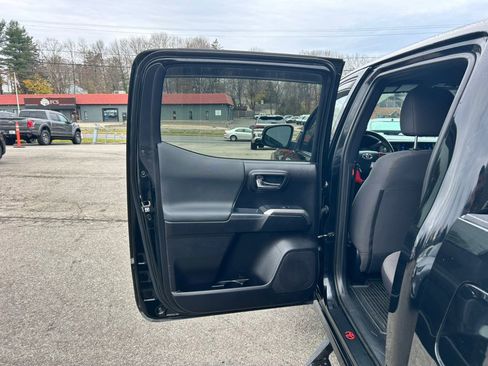 Used 2019 Toyota Tacoma TRD Sport w/ Technology Package image 18