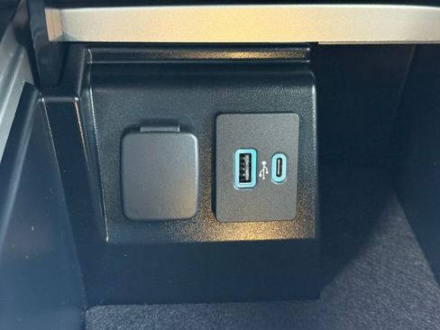 Used 2022 Ford Explorer XLT w/ Equipment Group 202A AWD/4WD image 14