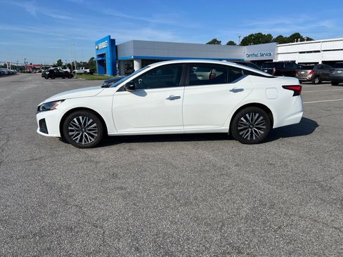 Used 2025 Nissan Altima 2.5 SV AWD/4WD image 2