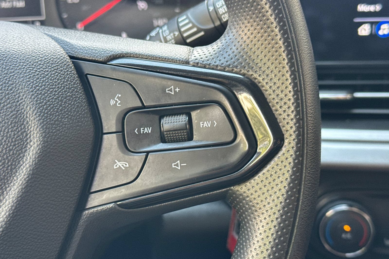 Used 2024 Chevrolet Trax LS w/ LS Convenience Package FWD image 35