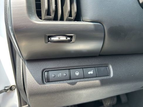 Used 2025 Nissan Pathfinder SL AWD/4WD image 17