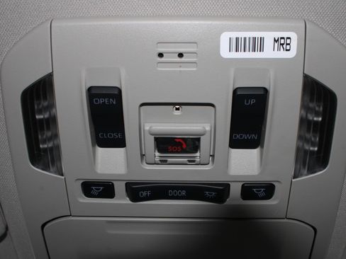 Used 2022 Toyota Highlander XLE AWD/4WD image 12