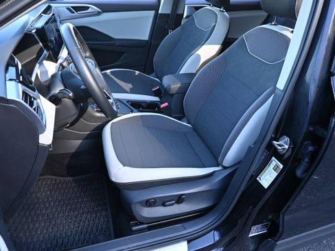 Used 2025 Volkswagen Taos SE image 16