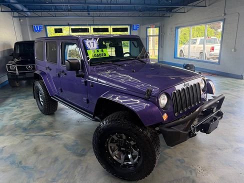 Used 2017 Jeep Wrangler Unlimited Sahara AWD/4WD image 7