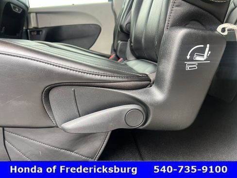 Used 2023 Chrysler Pacifica Touring-L image 27