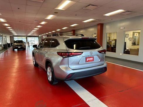 Used 2023 Toyota Highlander LE FWD image 5