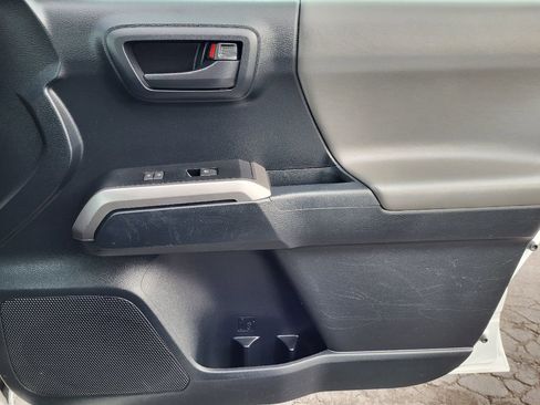 Used 2016 Toyota Tacoma SR5 w/ SR5 Appearance Package (DN) image 19