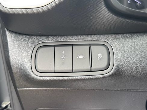 Used 2022 Hyundai Venue Limited FWD image 15