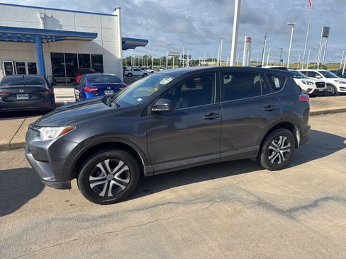 Used 2018 Toyota RAV4 LE FWD image 2