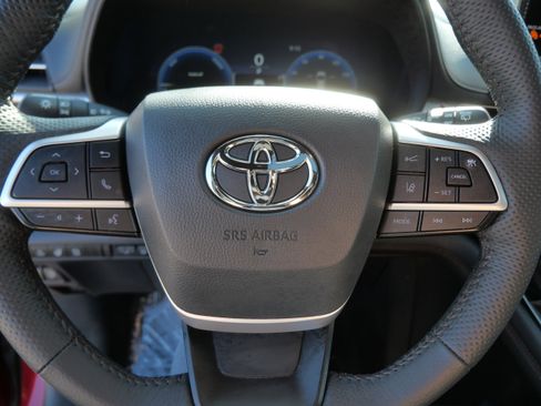 Used 2025 Toyota Sienna Platinum AWD/4WD image 24