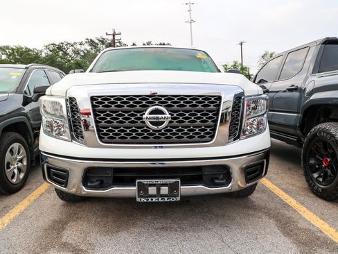 Used 2018 Nissan Titan SV AWD/4WD image 4