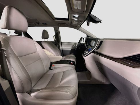 Used 2020 Toyota Sienna XLE w/ XLE Navigation Package FWD image 29