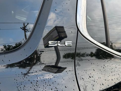 Used 2018 GMC Acadia SLE AWD/4WD image 15