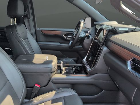 Used 2025 GMC Yukon XL Denali AWD/4WD image 33