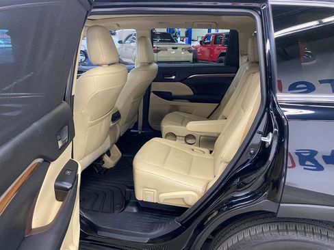 Used 2019 Toyota Highlander Limited Platinum AWD/4WD image 18