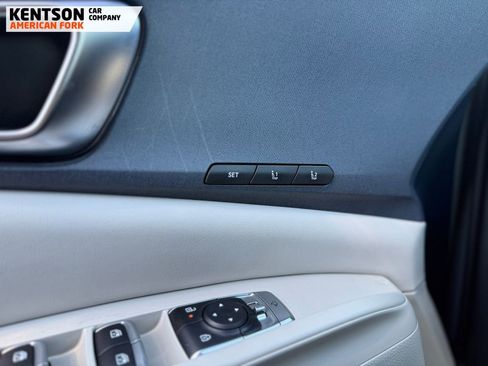 Used 2025 Kia Carnival EX image 24