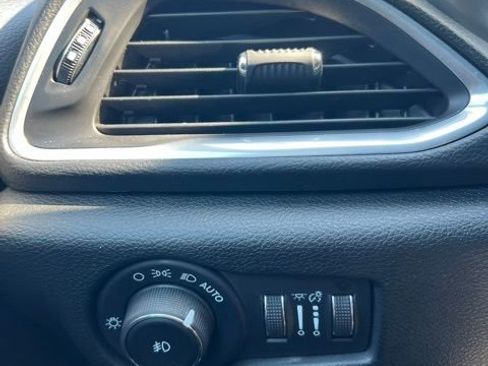 Used 2018 Chrysler Pacifica Touring-L Plus w/ S Appearance Package FWD image 26