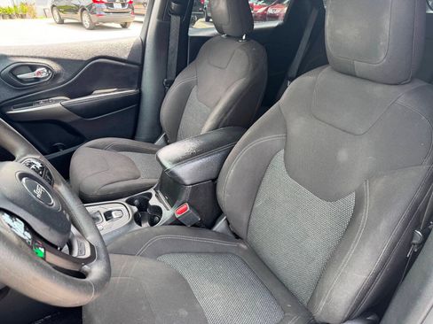 Used 2019 Jeep Cherokee Latitude w/ Popular Appearance Group FWD image 9