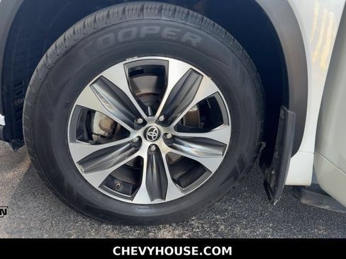 Used 2022 Toyota Highlander XLE FWD image 27