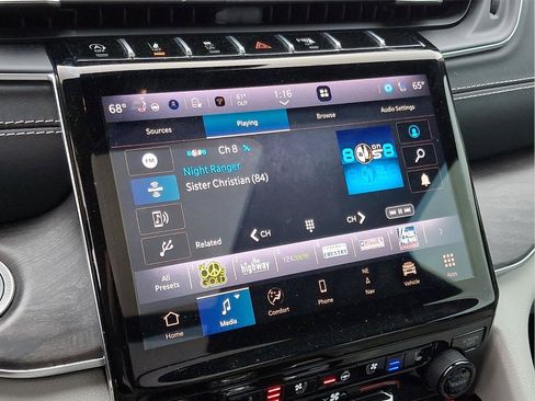 Used 2023 Jeep Grand Cherokee Overland w/ Luxury Tech Group IV AWD/4WD image 16