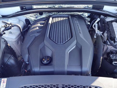 Certified 2025 Porsche Macan image 27