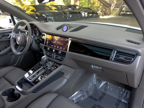 Certified 2026 Porsche Macan AWD/4WD image 57