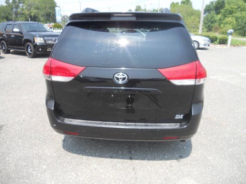 Used 2012 Toyota Sienna XLE w/ XLE Navigation Pkg image 12