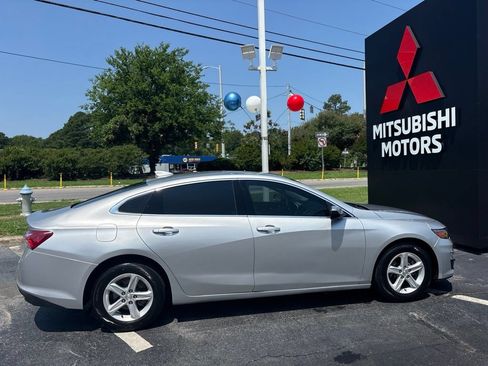 Used 2022 Chevrolet Malibu LT FWD image 2