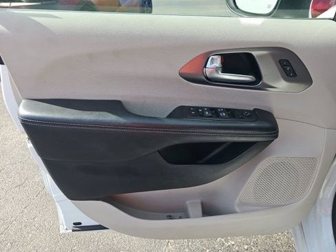 Used 2023 Chrysler Pacifica Touring-L FWD image 14
