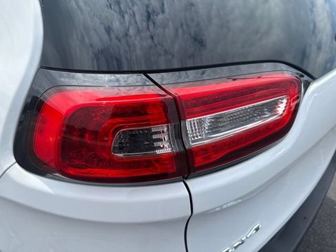 Used 2016 Jeep Cherokee Latitude w/ Cold Weather Group AWD/4WD image 10