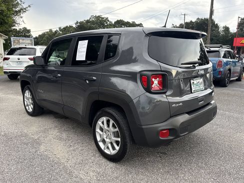 Used 2023 Jeep Renegade Latitude AWD/4WD image 3