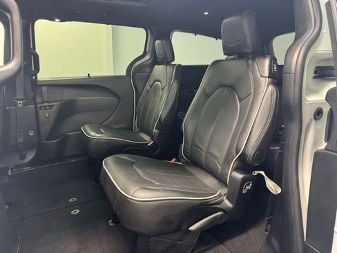 Used 2025 Chrysler Pacifica Limited image 27