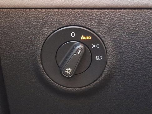 Used 2022 Volkswagen Taos SE image 25