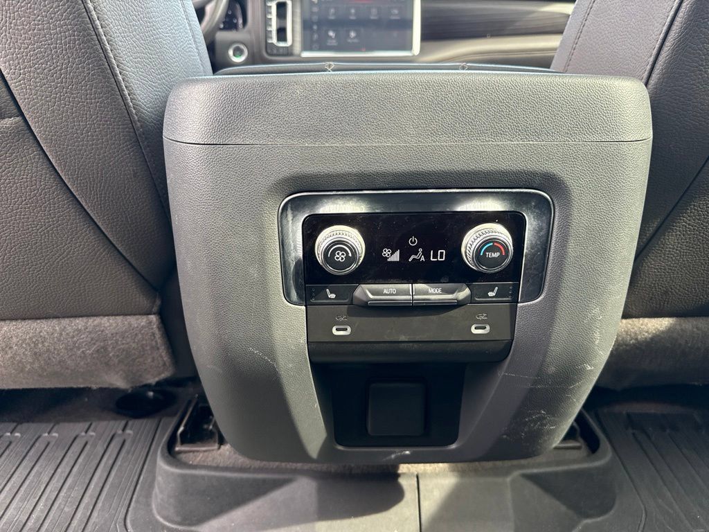 Used 2022 GMC Yukon Denali RWD image 25