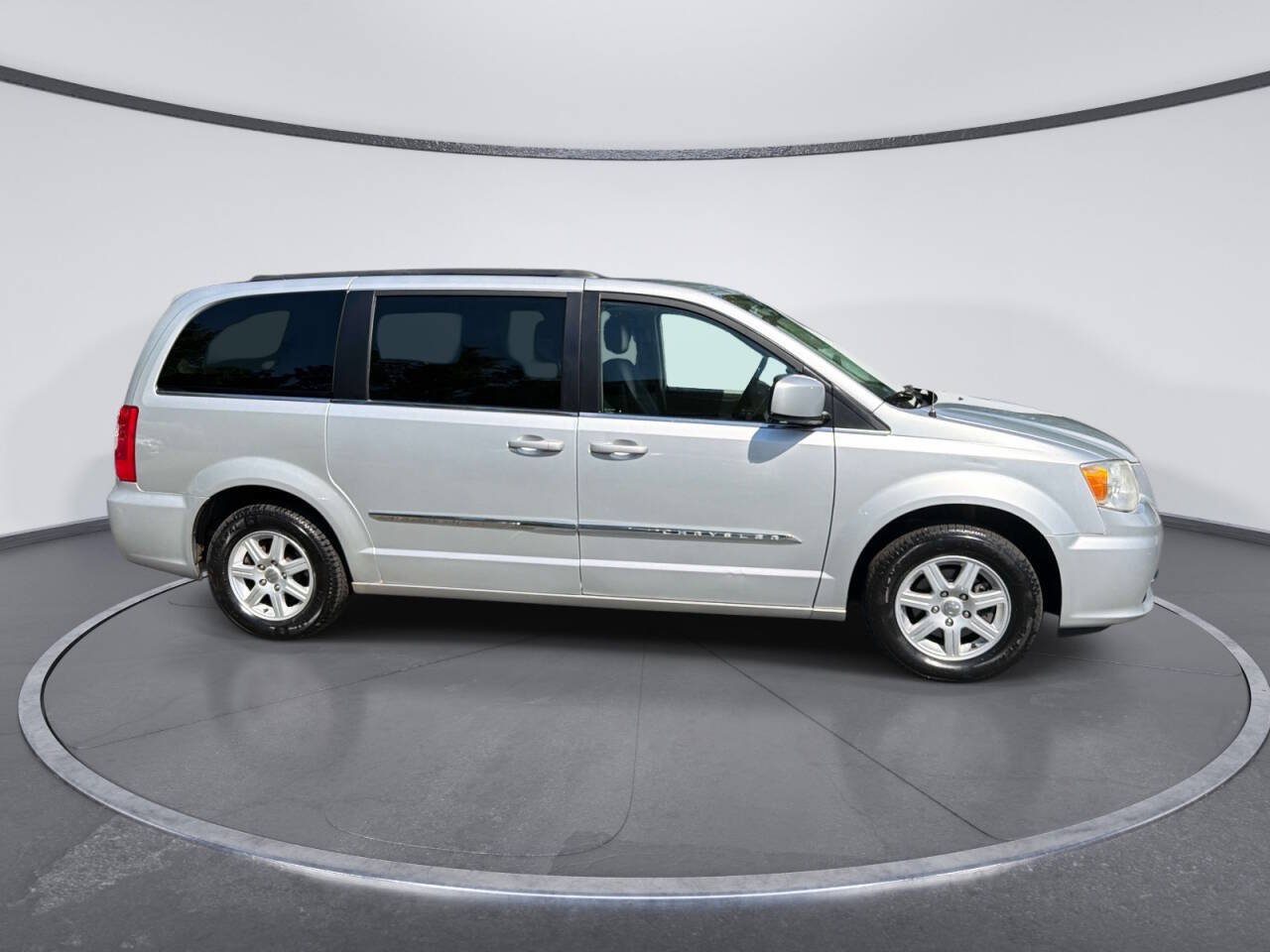 Used 2012 Chrysler Town & Country Touring w/ Entertainment Group #1 FWD image 5