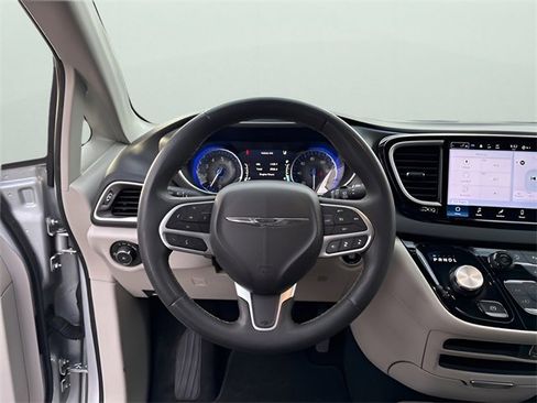 Used 2024 Chrysler Pacifica Touring-L image 19