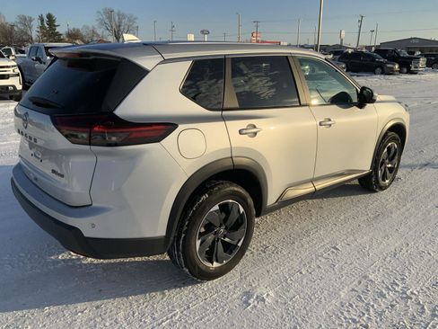 Used 2024 Nissan Rogue SV image 10