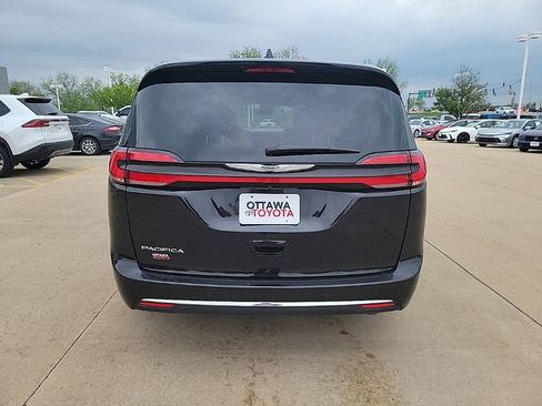 Used 2024 Chrysler Pacifica Touring-L FWD image 6