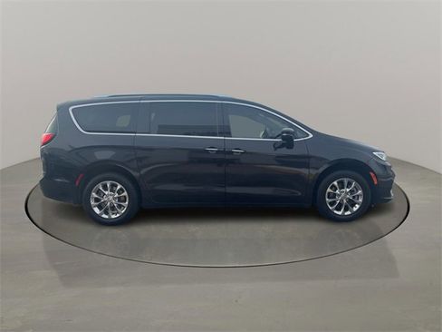 Used 2021 Chrysler Pacifica Touring-L w/ Uconnect Theater Family Group image 8