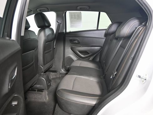 Used 2022 Chevrolet Trax LT w/ LT Convenience Package image 17