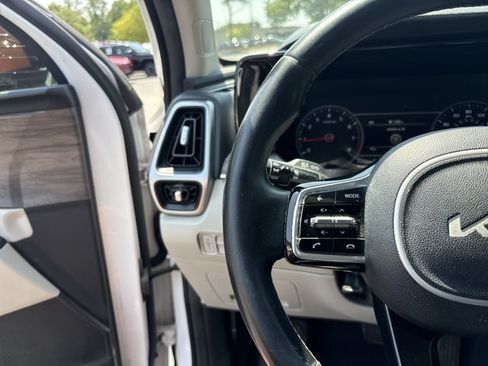 Used 2022 Kia Sorento EX w/ Panoramic Sunroof Package FWD image 18